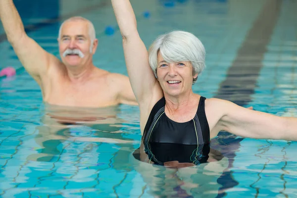 Senior Paar Zwemmen Het Zwembad — Stockfoto