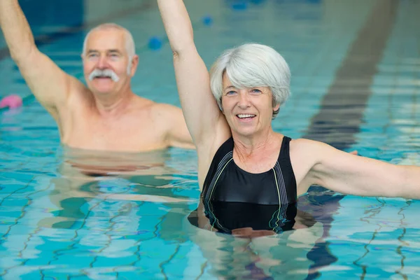 Seniorenpaar Schwimmt Pool — Stockfoto