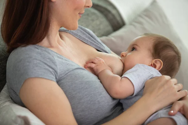 赤ん坊を母乳で育てる若い女性 — ストック写真