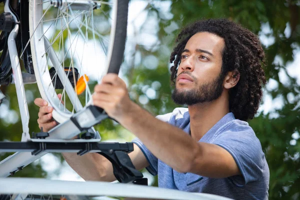 Mannen Tar Sin Cykel Fronm Bilen Taket — Stockfoto