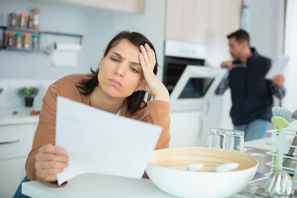 Enojado Mujer Joven Irritado Mirando Factura Servicios Públicos — Foto de Stock