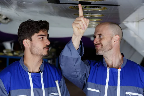 Lavoratori Che Controllano Macchine Telai Aeronautici — Foto Stock