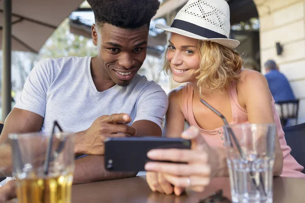Bar Terasında Selfie Çeken Melez Bir Çift — Stok fotoğraf