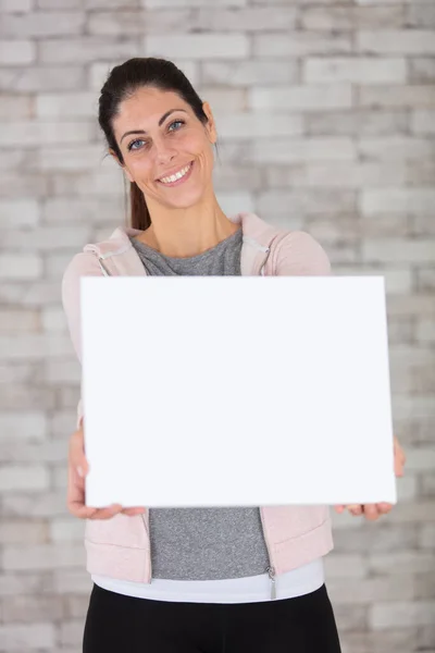 Helles Bild Einer Selbstbewussten Frau Mit Leerem Brett — Stockfoto