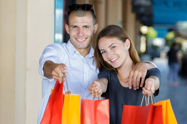 Alışveriş Yaptıktan Sonra Şehirde Yürüyen Mutlu Genç Bir Çift — Stok fotoğraf