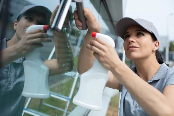 Glückliche Frau Putzt Fenster Mit Lappen Und Reinigungsspray — Stockfoto