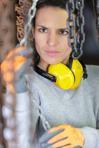 Hermosa Torno Mujer Trabajador Usando Equipo Protección — Foto de Stock