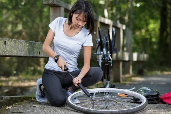 Frau Beim Aufblasen Eines Fahrradreifens — Stockfoto