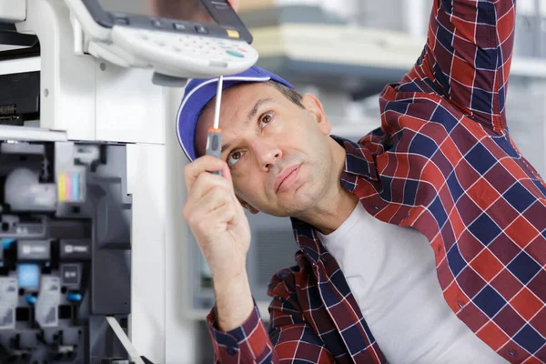 Man Hand Twist Screw Screwdriver Printer — стоковое фото
