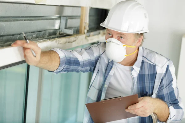 Uomo Maturo Ispezionare Proprietà Indossando Maschera — Foto Stock