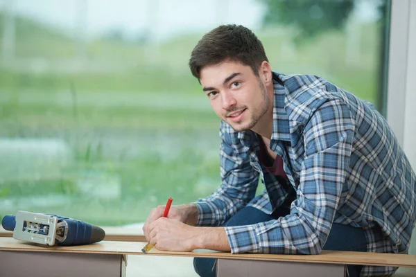 Genç Adam Dairesel Bir Masinom Ile Tahtayı Kesiyor — Stok fotoğraf