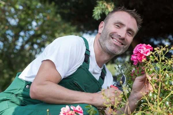 Manlig Trädgårdsmästare Blomstrande Och Tillväxt Koncept — Stockfoto