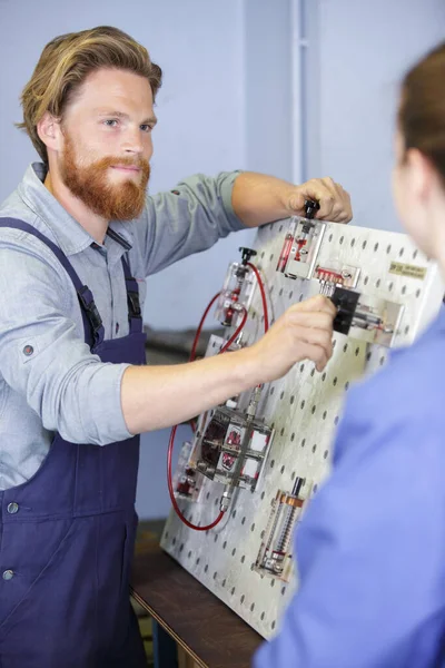 Ingenieur Und Lehrling Begutachten Bauteil Fabrik — Stockfoto