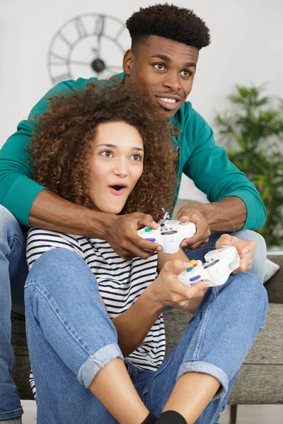 Junges Verliebtes Paar Spielt Videospiele — Stockfoto