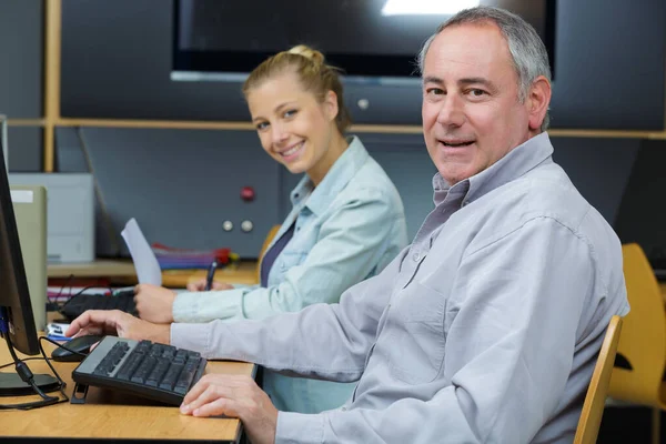 Homem Negócios Mulher Com Computador — Fotografia de Stock