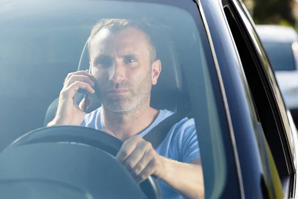 Άντρας Οδηγός Που Χρησιμοποιεί Τηλέφωνό Του Κατά Την Οδήγηση — Φωτογραφία Αρχείου