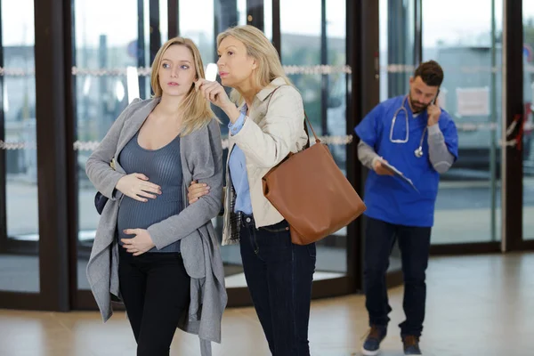 Schwangere Krankenhaus Lobby Bekommt Anweisungen — Stockfoto