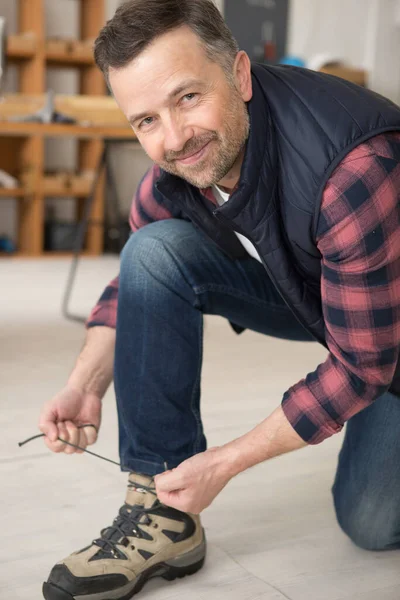 Retrato Del Trabajador Atándose Cordón Del Zapato — Foto de Stock