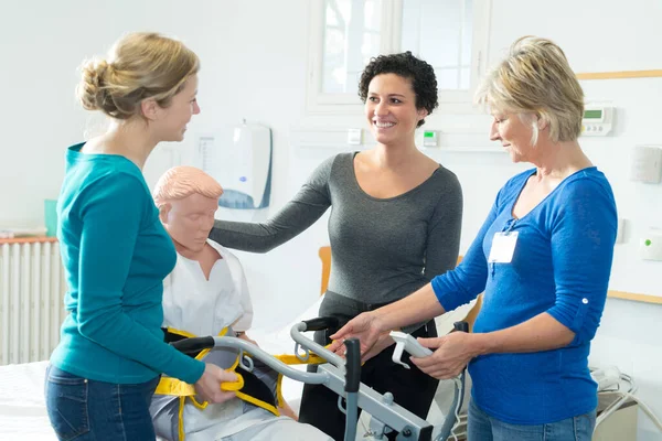 Enfermeras Que Practican Procedimiento Para Levantar Paciente Discapacitado Cama —  Fotos de Stock