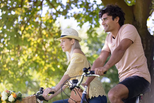 快乐的年轻夫妇夏天骑着自行车沿着大路 — 图库照片