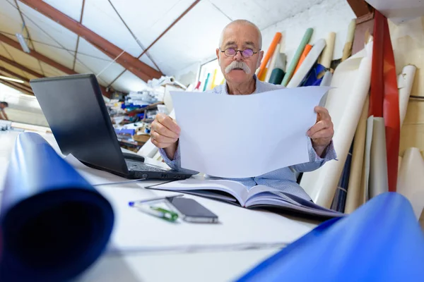 Senior Man Werkplaats Senior Man Die Werkt Werkplaats — Stockfoto