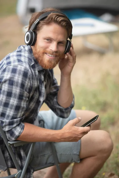 Glücklicher Kerl Mit Kopfhörern Der Musik Auf Dem Smartphone Hört — Stockfoto