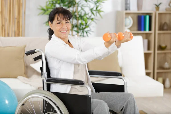 Vrouw Rolstoel Doet Halter Oefeningen Thuis — Stockfoto