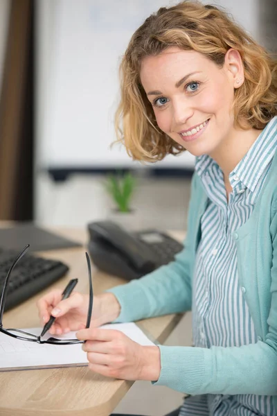 Ung Kvinna Arbetar Vid Sitt Skrivbord Ett Kontor — Stockfoto