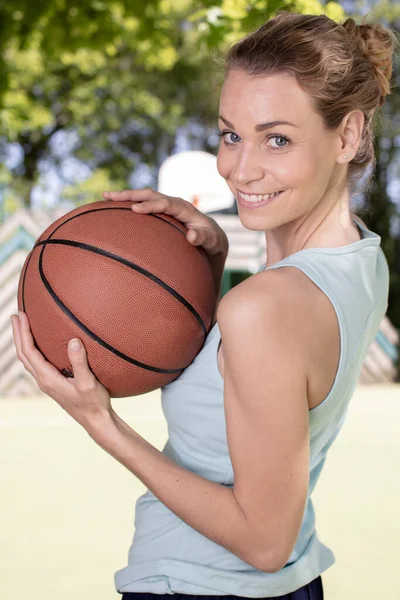 Žena Sportovním Oblečení Hraje Streetball Letní Den — Stock fotografie