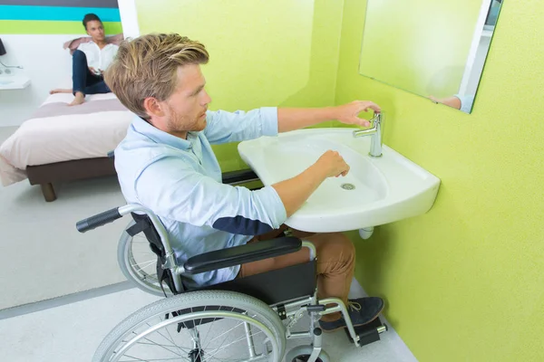 Handicapovaný Muž Používající Koupelnu Hotelovém Pokoji — Stock fotografie