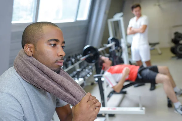 Pensive Man Rust Sportschool — Stockfoto