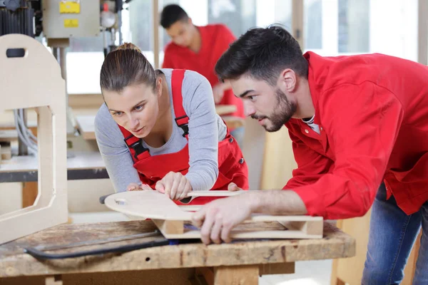 Donna Uomo Che Tagliano Legno Con Smerigliatrice Durante Suo Apprendistato — Foto Stock