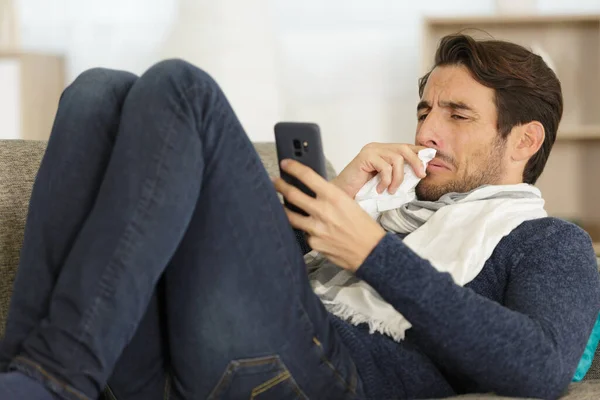 Gråtande Man Tittar Sin Mobiltelefon — Stockfoto