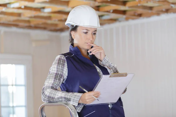 Jovem Mulher Feliz Construtor Dentro Casa — Fotografia de Stock