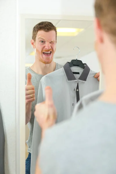 Homem Olhando Para Mesmo Espelho — Fotografia de Stock