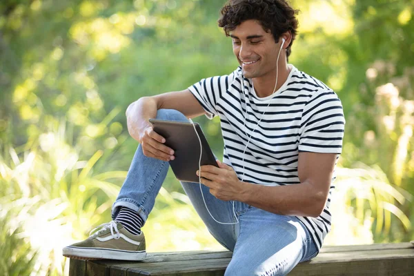 Jonge Gelukkig Man Met Koptelefoon Tablet Stadspark — Stockfoto