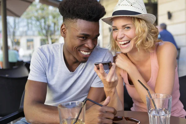 Pareja Feliz Usando Teléfono Móvil Restaurante Terraza — Foto de Stock