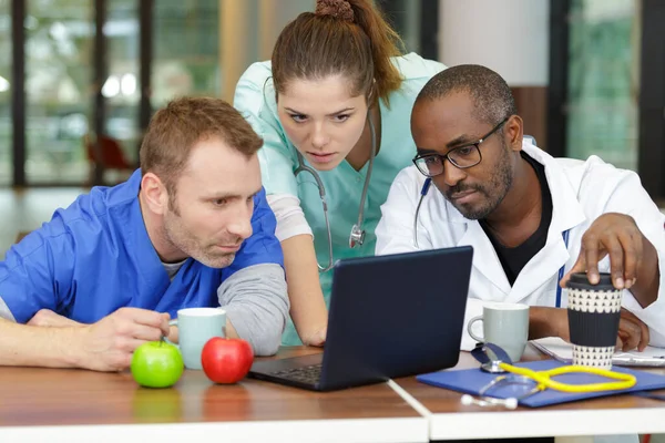 Team Medico Riuniscono Intorno Computer Portatile — Foto Stock