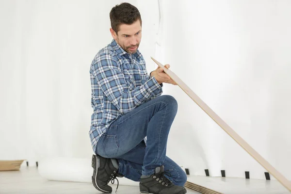 Man Installerar Nya Laminerat Trä Golv Närbild — Stockfoto