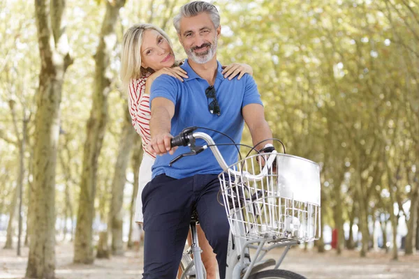 Coppia Matura Con Biciclette All Aperto Sorridente — Foto Stock