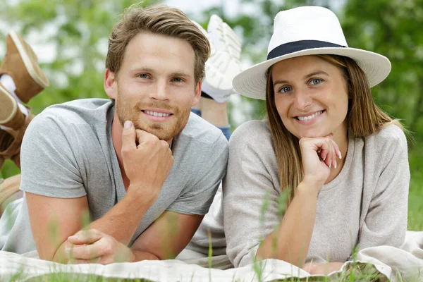 Jong Paar Poseren Picknick — Stockfoto