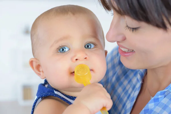 Bir Bebek Anne Birlikte — Stok fotoğraf