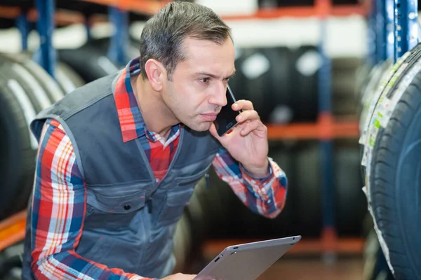 Hombre Usando Teléfono Inteligente Neumáticos Supermercado — Foto de Stock