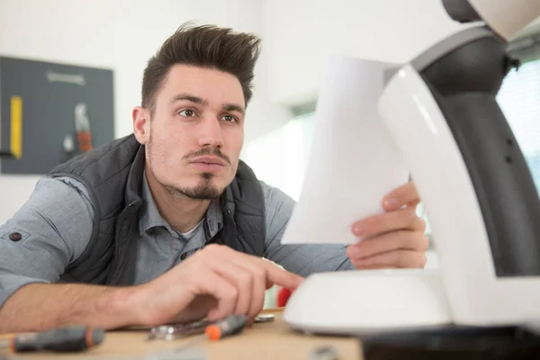 Mann Folgt Anweisungen Ein Elektrogerät Programmieren — Stockfoto