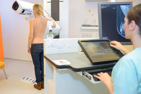 Kvinnlig Patient Xray Maskinen Med Kvinnliga Läkare — Stockfoto