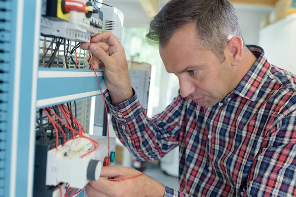 Eletricista Que Conecta Sistema Elétrico — Fotografia de Stock