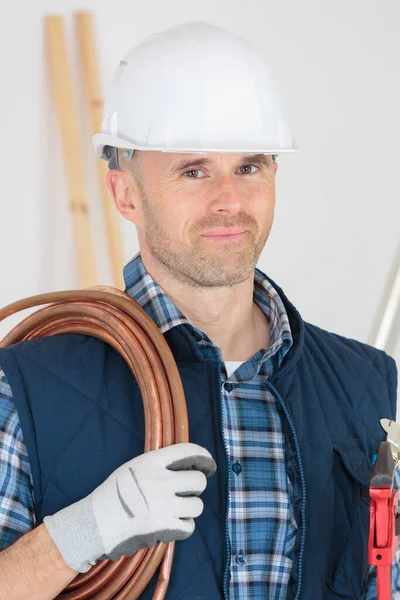 Trabalhador Com Capacete Segurando Rolo Arame Cooper — Fotografia de Stock