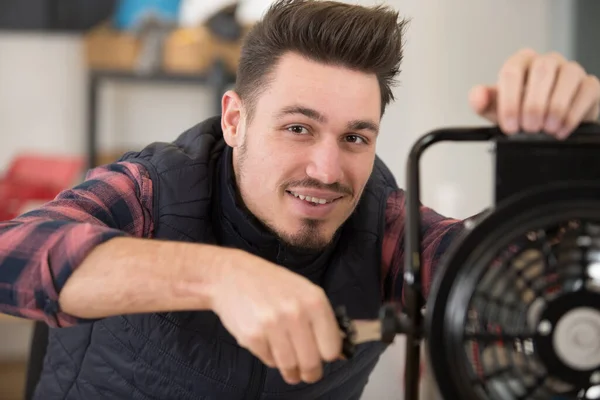 Gelukkig Technicus Vaststelling Van Een Ventilator — Stockfoto