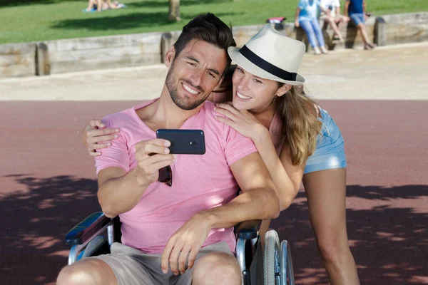 Casal Tomando Selfie Parque Homem Cadeira Rodas — Fotografia de Stock