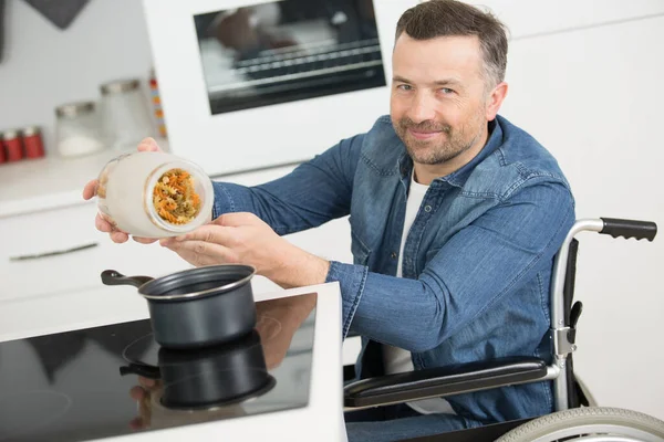 Uitgeschakeld Jonge Man Rolstoel Koken Van Een Maaltijd Keuken — Stockfoto